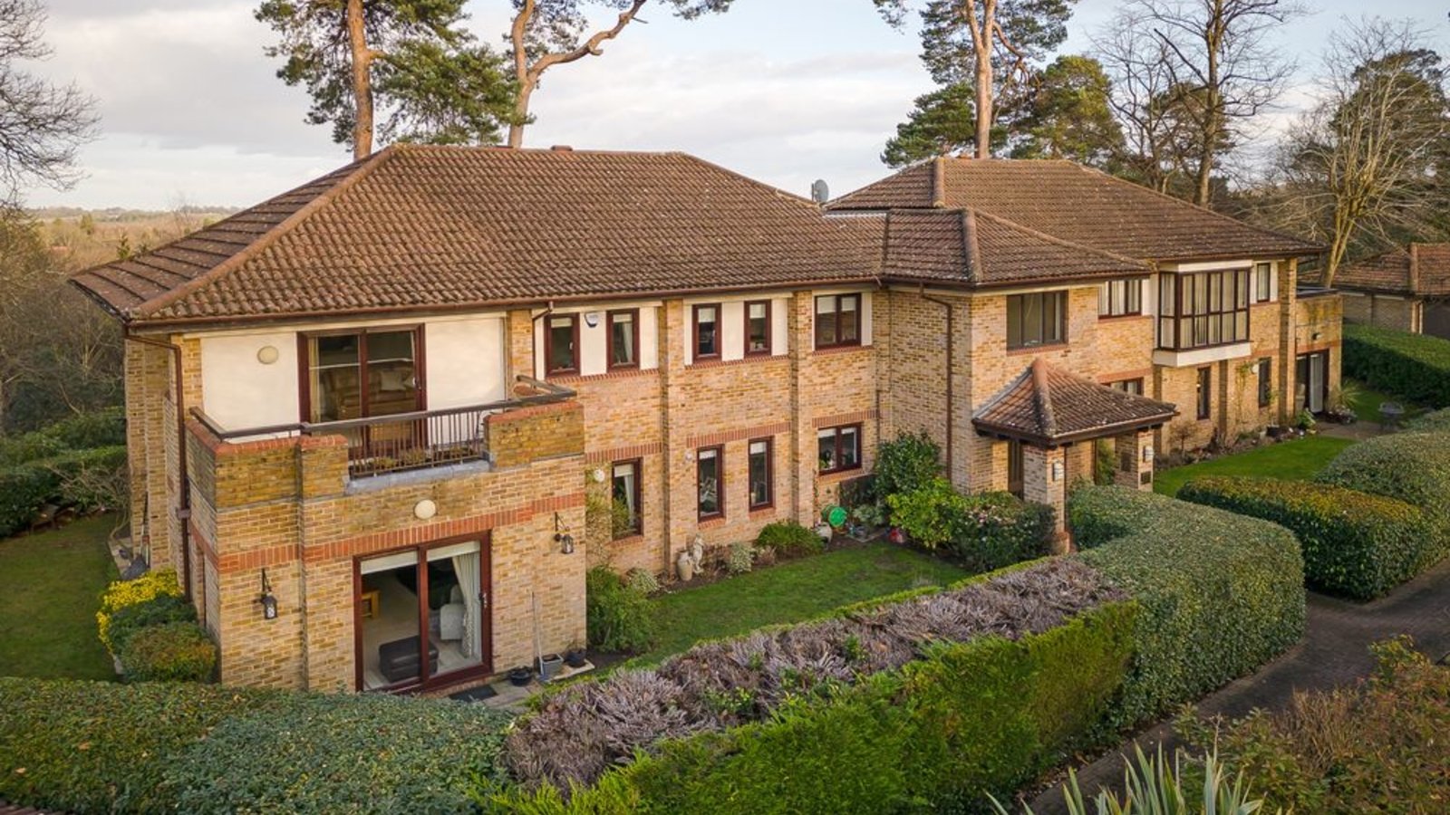 3 bedroom flat for sale in Elm Court The Gables, Oxshott, Leatherhead