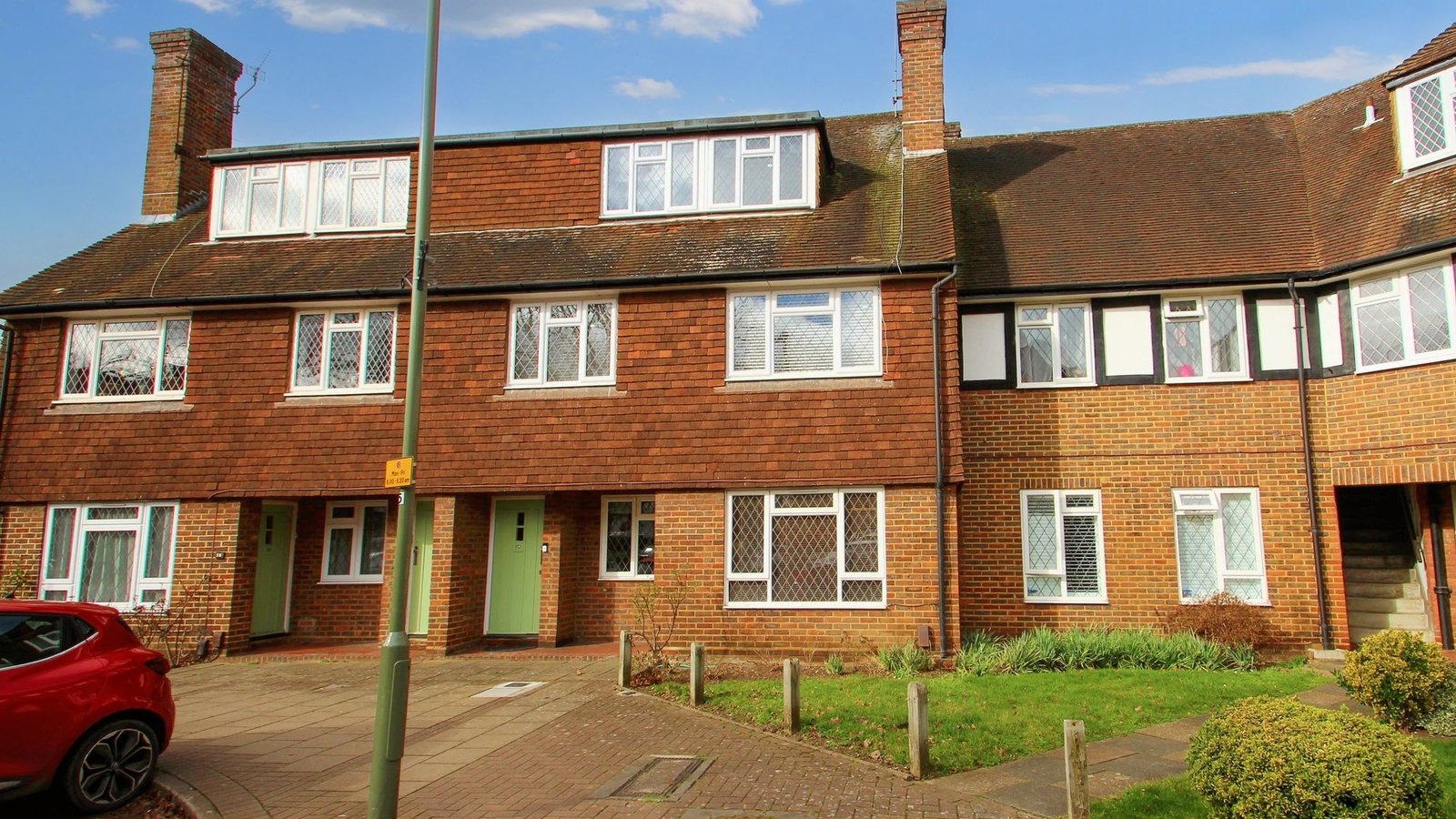 2 bedroom flat for sale in Manor Court Station Approach, Hinchley Wood