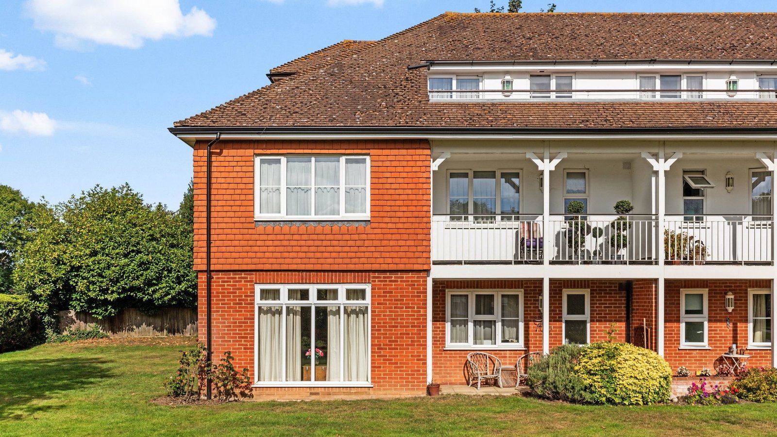 2 bedroom flat for sale in , Pine Lodge Leigh Corner, Cobham, KT11 2RB