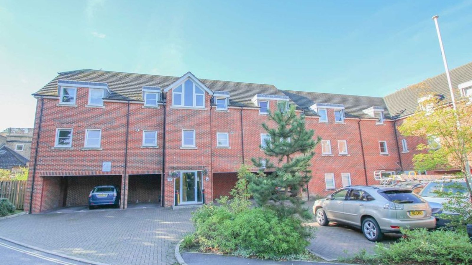 2 bedroom flat to rent in , Claycorn Court Station Way, Claygate, Esher