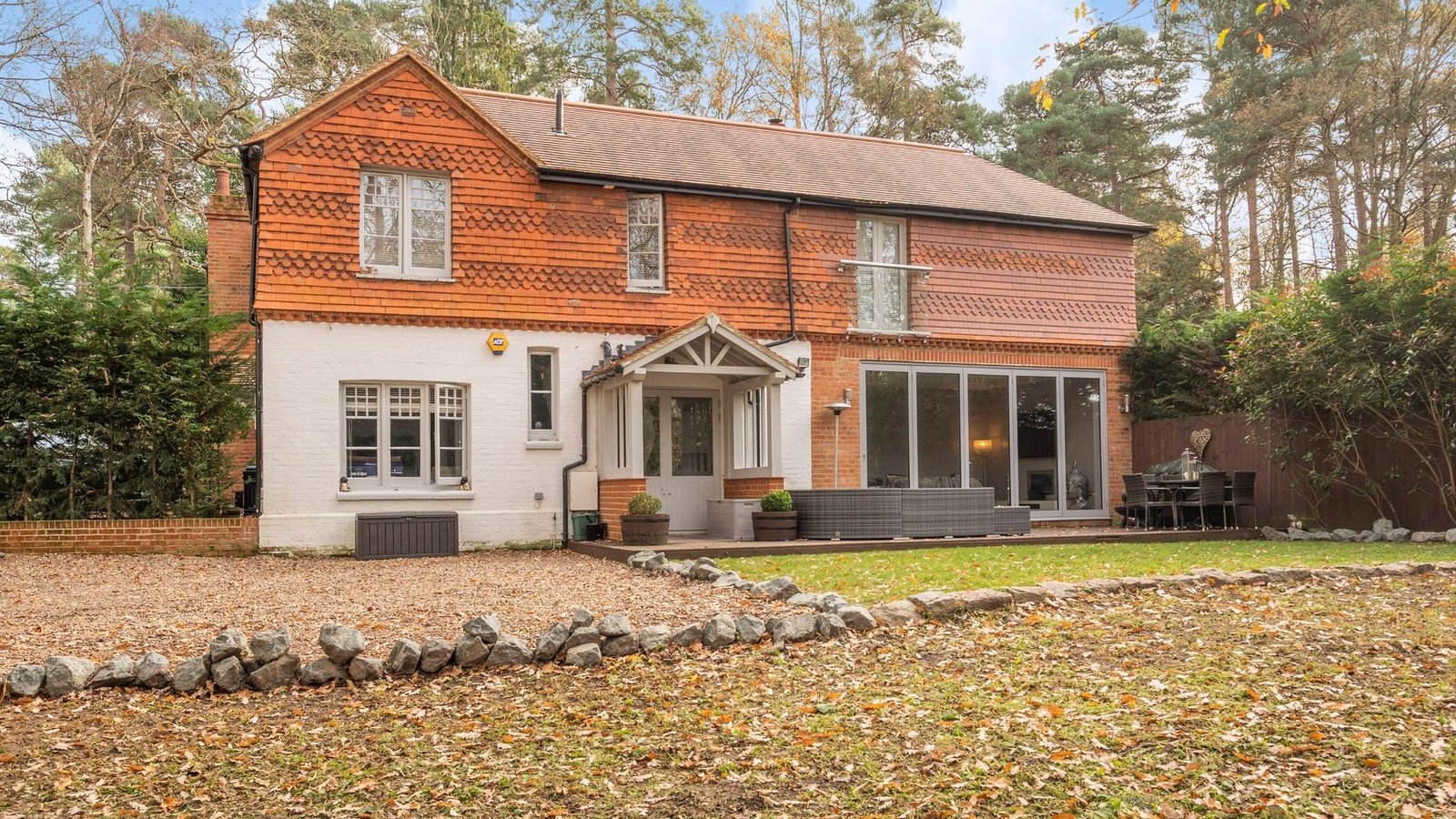 2 bedroom house to rent in Milner Latus Byfleet Road, Cobham, KT11 1DS