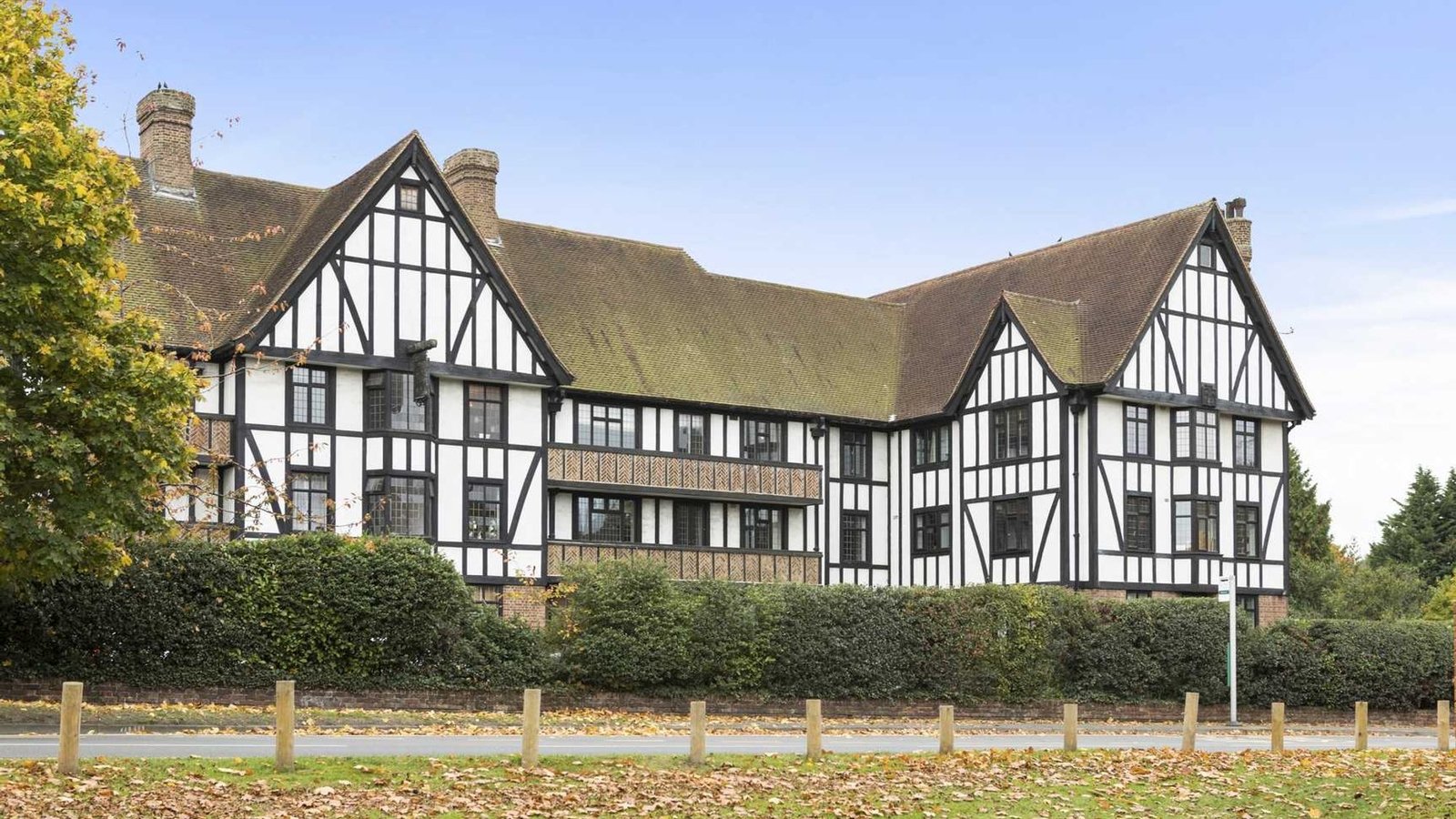 2 bedroom flat to rent in Queens Close Lammas Lane, Esher, KT10 8NS