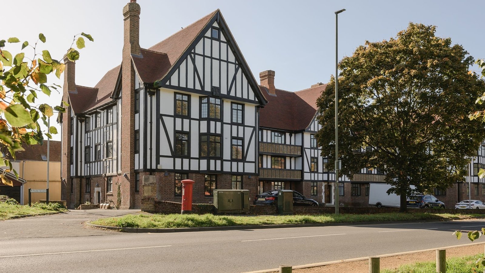 2 bedroom apartment to rent in Queens Close Lammas Lane, Esher, KT10