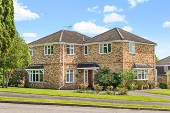 5 Bedroom house For Sale, Bramble Rise,  Cobham, KT11