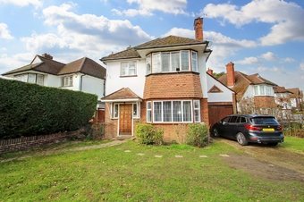 4 Bedroom house For Sale, Chesterfield Drive,  Hinchley Wood, KT10