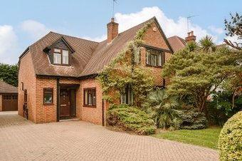 4 Bedroom house For Sale, Claremont Road,  Claygate, KT10
