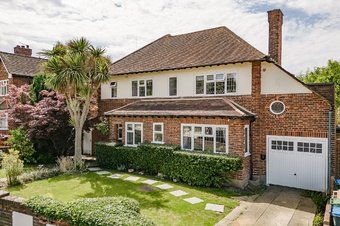 4 Bedroom house For Sale, Claygate Lane,  Hinchley Wood, KT10