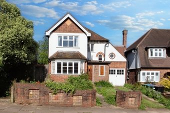 4 Bedroom house For Sale, Claygate Lane,  Esher, KT10