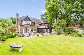 5 Bedroom house For Sale, Falconwood, East Horsley, KT24