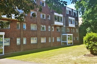 2 Bedroom apartment Sale Agreed, Fircroft Court,  Woking, GU22