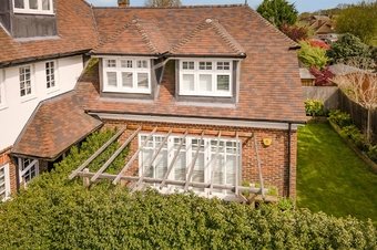 2 Bedroom house For Sale, Glenavon Close,  Claygate, KT10