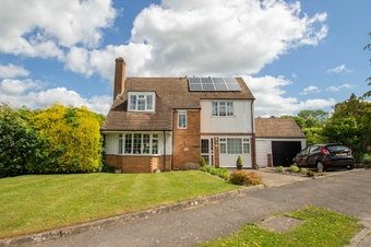 4 Bedroom house Under Offer, Hill Rise,  Esher, KT10