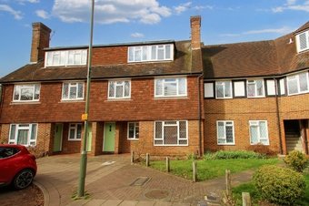 2 Bedroom flat Sale Agreed, Station Approach,  Hinchley Wood, KT10