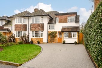 4 Bedroom house For Sale, Severn Drive,  Esher, KT10