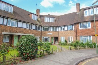 2 Bedroom apartment Sold, Station Approach, Hinchley Wood, KT10