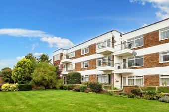 2 Bedroom flat For Sale, Esher Road,  Hersham, KT12