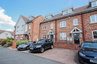 4 Bedroom house Let Agreed, Rythe Close, Claygate, KT10